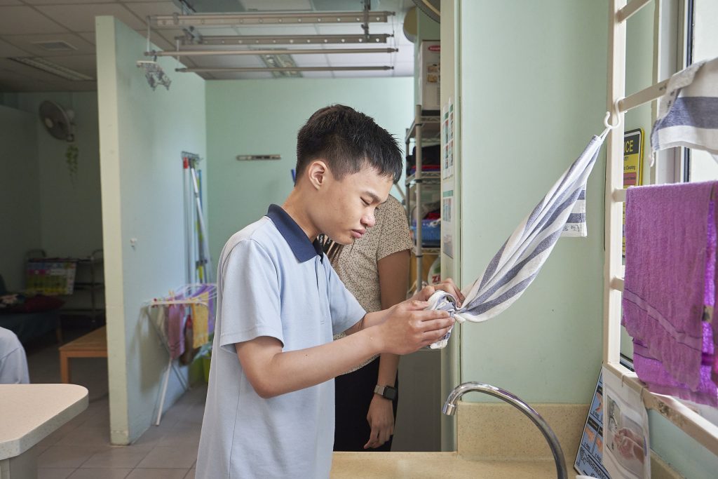 A kid wiping his hands