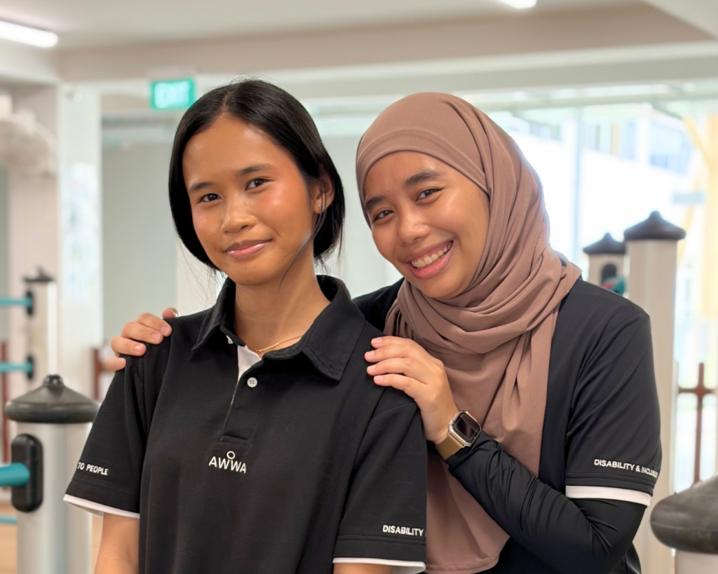 Two sisters, Nur Aqilah Jamaludin and Nur Aqidah Jamaludin, posing with each other.